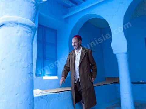 Pelerins juifs déposant des cierges et priant dans une petite synagogue bleue à Hara Sghira Erriadh durant le pelerinage juif annuel au village de Erriadh ou Hara Sghira sur l'ile de djerba