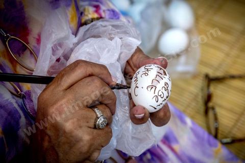 A la synagogue de la Ghriba à Hara Sghira, le premier jour du péleringae connait son effervescence, prières, dépots des oeufs avec les voeux dans la grotte, dons et enchères pour la communauté juive djerbienne. 