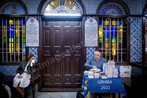 A la synagogue de la Ghriba à Hara Sghira, le premier jour du péleringae connait son effervescence, prières, dépots des oeufs avec les voeux dans la grotte, dons et enchères pour la communauté juive djerbienne. 