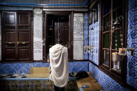 A la synagogue de la Ghriba à Hara Sghira, le premier jour du péleringae connait son effervescence, prières, dépots des oeufs avec les voeux dans la grotte, dons et enchères pour la communauté juive djerbienne. 