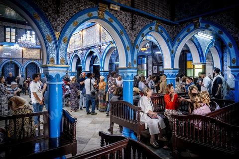 A la synagogue de la Ghriba à Hara Sghira, le premier jour du péleringae connait son effervescence, prières, dépots des oeufs avec les voeux dans la grotte, dons et enchères pour la communauté juive djerbienne. 