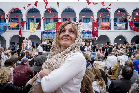 A la synagogue de la Ghriba à Hara Sghira, le premier jour du péleringae connait son effervescence, prières, dépots des oeufs avec les voeux dans la grotte, dons et enchères pour la communauté juive djerbienne. Au coeur du caravansérail, les festivités vont entre chants et musqiues et enchères pour la communauté juive de Djerba.