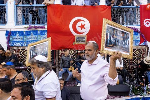A la synagogue de la Ghriba à Hara Sghira, le deuxième et dernier jour du pélerinagee connait son effervescence, prières, dépots des oeufs avec les voeux dans la grotte, dons et enchères pour la communauté juive djerbienne. 
