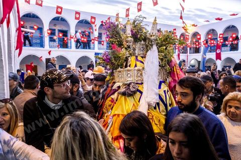 Pendant le pélerinage juive d ela synagogue de la Ghriba la tradition est la procession de la Manara. Ce chariot, couvert de foulards, symboles de voeux déposés toute la journée par les femmes, est tiré par les pélérins à travers les rues de Hara Sghira. Ces dernières années pour des raisons de sécurité, le parcours a été réduit et la procession quitte l'enceinte d ela synagogue et parcours 200 m, elle longera avec près de 300 personnes le mur de l'école musulmane voisine qui sera le lieu de refuge et d'attaque du terroriste une heure après le passage d ela procession et des pélérins, 