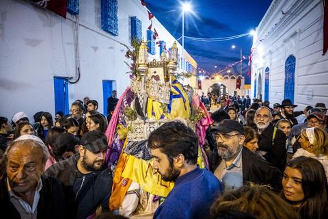 Pendant le pélerinage juive d ela synagogue de la Ghriba la tradition est la procession de la Manara. Ce chariot, couvert de foulards, symboles de voeux déposés toute la journée par les femmes, est tiré par les pélérins à travers les rues de Hara Sghira. Ces dernières années pour des raisons de sécurité, le parcours a été réduit et la procession quitte l'enceinte d ela synagogue et parcours 200 m, elle longera avec près de 300 personnes le mur de l'école musulmane voisine qui sera le lieu de refuge et d'attaque du terroriste une heure après le passage d ela procession et des pélérins, 