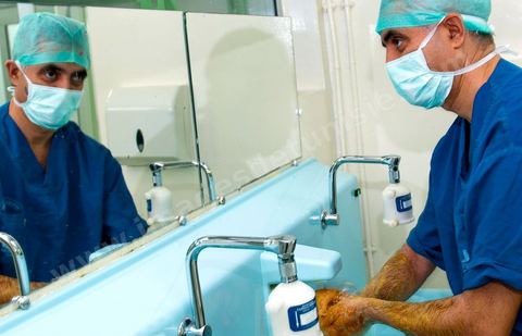 Le Dr Tahar Khalfallah, chirurgien, se préparant avant d'entrer au bloc opératoire pour une opération chirurgicale à l'hopital Mongi Slim de la Marsa