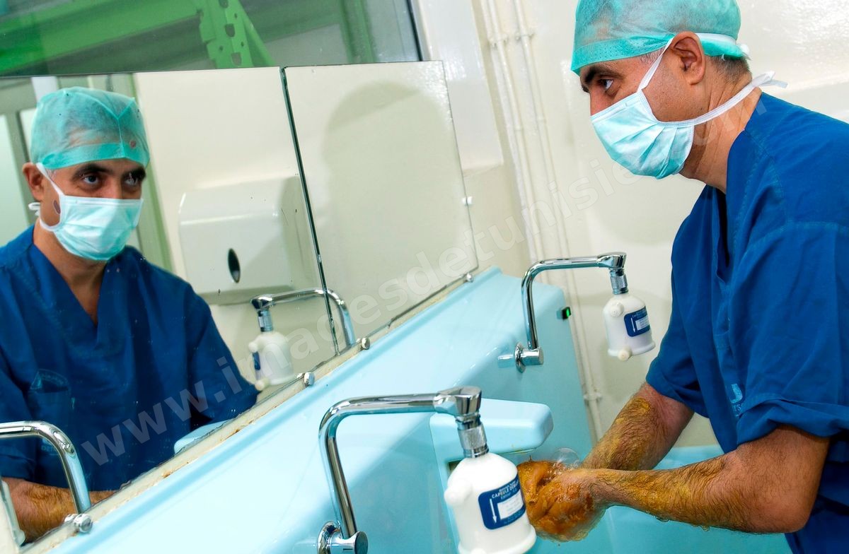 Le Dr Tahar Khalfallah, chirurgien, se préparant avant d'entrer au bloc opératoire pour une opération chirurgicale à l'hopital Mongi Slim de la Marsa
