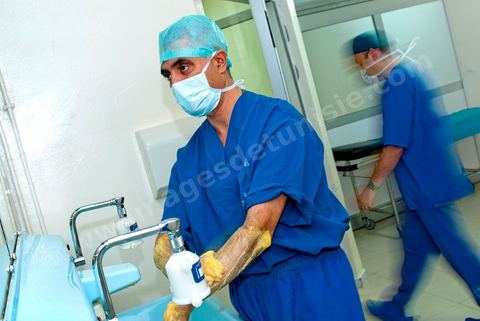 Le Dr Tahar Khalfallah, chirurgien, se préparant avant d'entrer au bloc opératoire pour une opération chirurgicale à l'hopital Mongi Slim de la Marsa