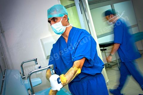 Le Dr Tahar Khalfallah, chirurgien, se préparant avant d'entrer au bloc opératoire pour une opération chirurgicale à l'hopital Mongi Slim de la Marsa