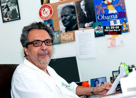 portrait du Dr Mohamed Salah Ben Ammar (au second plan), anesthésiste, à son bureau de l'hopital Mongi Slim de la Marsa