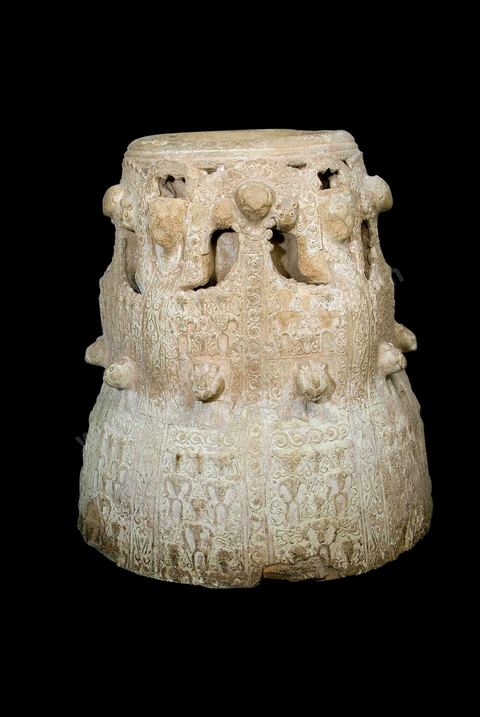 GRANDE JARRE  À DÉCOR ' CÉRÉMONIEL '. Al-Djézirah (Nord de l'Iraq), fin de l'époque abbaside, 12  -13  siècle.Pâte argileuse, décor à la barbotine, modelé et estampillé. Une technique, connue dès l'Antiquité, qu'on retrouve au tout début de l'ère abbaside (750-1258), dans une poterie comparable mais moins spectaculaire et au rendu plus naïf. Ici l'ornementation est très dense. Elle couvre l'ensemble de la pièce et met en relief des figures couronnées, des protomés de lion, des personnages superposés et des motifs en arabesque. Le rendu recherché, fin et précis est comparable aux fines ciselures de l'orfèvrerie. La monumentalité confère à la pièce encore plus d'expressivité. Le thème est rare et non dépourvu d'étrangeté. Il  évoque une scène de rassemblement cérémoniel, en grande pompe, se déroulant sous la bienveillance de figures protectrices flanquées de lions. S'agit-il d'une symbolique royale ou d'une réminiscence de l'ancien culte oriental de la déesse-mère? Les visages "aplatis", aux contours pleins et ronds comme la lune, les sourcils et les yeux particulièrement étirés, les lèvres menus légèrement esquissées, font sans doute écho aux descriptions de la beauté dans la poésie classique arabe et persane. Ces figures ne sont d'ailleurs, ni réelles, ni réalistes. L'objet n'est que l'idée de l'objet, un visage est une pure idée du visage.  Une oeuvre singulière à classer parmi les rares survivances d'une expression orientale de la "sculpture". Elle témoigne de la force d'un courant iconophile (passionné d'images) et iconosophe (spiritualisant la figuration) dans l'art arabe et musulman à la fin de son premier "âge d'or". - Musée Lella Hadria à Djerba Explore