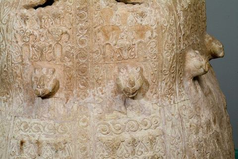 GRANDE JARRE  À DÉCOR ' CÉRÉMONIEL '. Al-Djézirah (Nord de l'Iraq), fin de l'époque abbaside, 12  -13  siècle.Pâte argileuse, décor à la barbotine, modelé et estampillé. Une technique, connue dès l'Antiquité, qu'on retrouve au tout début de l'ère abbaside (750-1258), dans une poterie comparable mais moins spectaculaire et au rendu plus naïf. Ici l'ornementation est très dense. Elle couvre l'ensemble de la pièce et met en relief des figures couronnées, des protomés de lion, des personnages superposés et des motifs en arabesque. Le rendu recherché, fin et précis est comparable aux fines ciselures de l'orfèvrerie. La monumentalité confère à la pièce encore plus d'expressivité. Le thème est rare et non dépourvu d'étrangeté. Il  évoque une scène de rassemblement cérémoniel, en grande pompe, se déroulant sous la bienveillance de figures protectrices flanquées de lions. S'agit-il d'une symbolique royale ou d'une réminiscence de l'ancien culte oriental de la déesse-mère? Les visages "aplatis", aux contours pleins et ronds comme la lune, les sourcils et les yeux particulièrement étirés, les lèvres menus légèrement esquissées, font sans doute écho aux descriptions de la beauté dans la poésie classique arabe et persane. Ces figures ne sont d'ailleurs, ni réelles, ni réalistes. L'objet n'est que l'idée de l'objet, un visage est une pure idée du visage.  Une oeuvre singulière à classer parmi les rares survivances d'une expression orientale de la "sculpture". Elle témoigne de la force d'un courant iconophile (passionné d'images) et iconosophe (spiritualisant la figuration) dans l'art arabe et musulman à la fin de son premier "âge d'or". - Musée Lella Hadria à Djerba Explore
