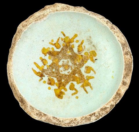 FRAGMENT DE CÉRAMIQUE EN LUSTRE MÉTALLIQUEMésopotamie, Irak abbaside, 9  -10  siècle.Dite céramique de Samarra. - Musée Lella Hadria à Djerba Explore
