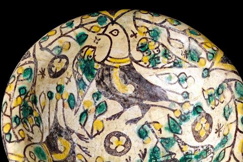 COUPE AUX OISEAUX VOLANTS.Bord éversé.Khorassan, Nichapour, 9 - 10  siècle.Oiseaux volant parmi les fleurs.Revers décoré de chevrons et de points.