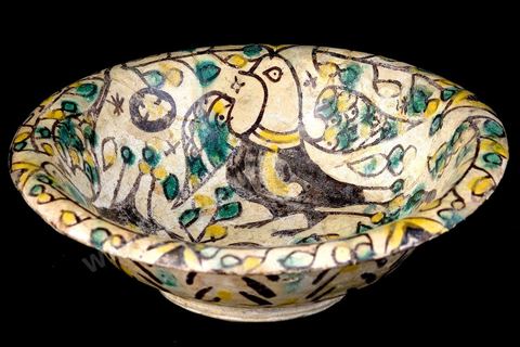 COUPE AUX OISEAUX VOLANTS.Bord éversé.Khorassan, Nichapour, 9 - 10  siècle.Oiseaux volant parmi les fleurs.Revers décoré de chevrons et de points.