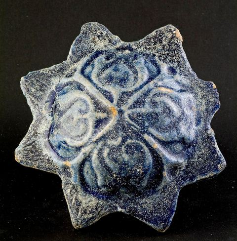 ÉTOILES DE REVÊTEMENTPerse, période Seldjoukide, 13  siècle.Céramique moulée.Composition cruciforme de palmettes.