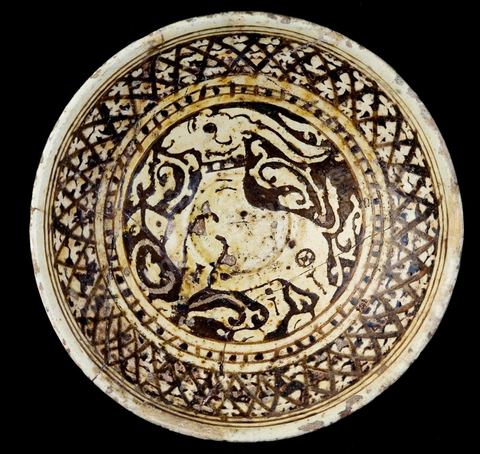 COUPE AU BOUQUETIN.Perse, céramique dite de Garrus, 12  siècle.Décor champlevé et incisé.