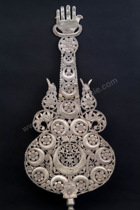 ÉTENDARD DE CÉRÉMONIE RELIGIEUSE EN ARGENT.Inde (moghole) ou Perse (Safavide), 17  -18  siècle.Orné de rinceaux fleuris et de croissants, couronné d'une main. L'usage prophylactique de la main 'Khomsâ' s'étendait du Maghreb jusqu'en Inde. C'est le signe principal pour chasser le malheur et repousser l'envie ou le mauvais oeil.