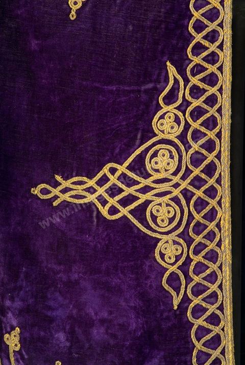 VESTE-CAFETANAlgérie, 19  siècle.Velours de soie, fil doré et fil d'or.	Cafetan court à décor de rinceaux orné de médaillons en passementerie au fil d'or.Salle des Arts du Maghreb - Musée Lalla Hadria - Parc Djerba Explore