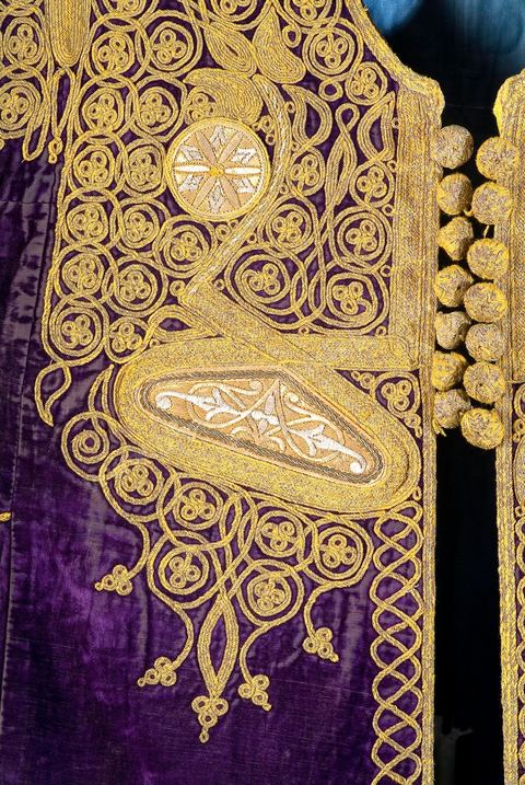 VESTE-CAFETANAlgérie, 19  siècle.Velours de soie, fil doré et fil d'or.	Cafetan court à décor de rinceaux orné de médaillons en passementerie au fil d'or.Salle des Arts du Maghreb - Musée Lalla Hadria - Parc Djerba Explore
