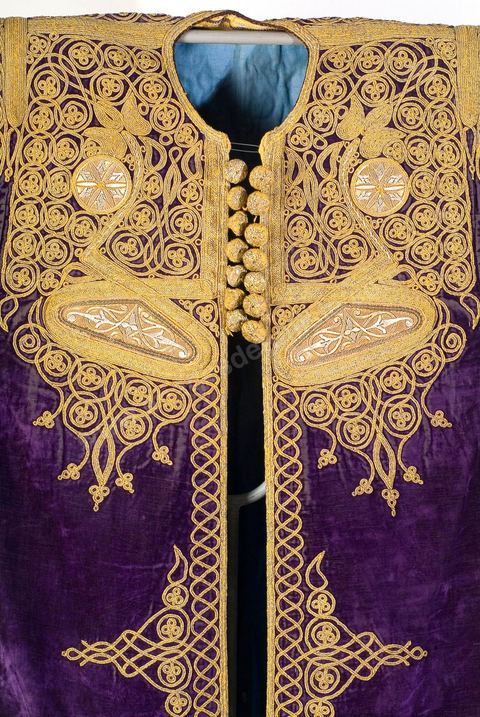 VESTE-CAFETANAlgérie, 19  siècle.Velours de soie, fil doré et fil d'or.	Cafetan court à décor de rinceaux orné de médaillons en passementerie au fil d'or.Salle des Arts du Maghreb - Musée Lalla Hadria - Parc Djerba Explore
