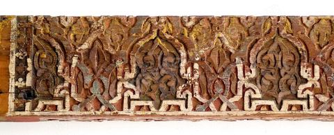 FRISE AUX PALMETTES EN ARCATURES.Maroc alaouide, 18  siècle.Dans l'architecture andalouse, se détachant à la manière d'un riche feuillage, l'arc, dit polylobé était divisé en une suite de lobes allant de cinq à vingt-cinq. Sur ce panneau l'arc est finement construit par une succession de demi-palmettes. Sur les médaillons centraux, alternent fleurons et rinceaux fleuris.Salle des Arts du Maghreb - Musée Lalla Hadria - Parc Djerba Explore