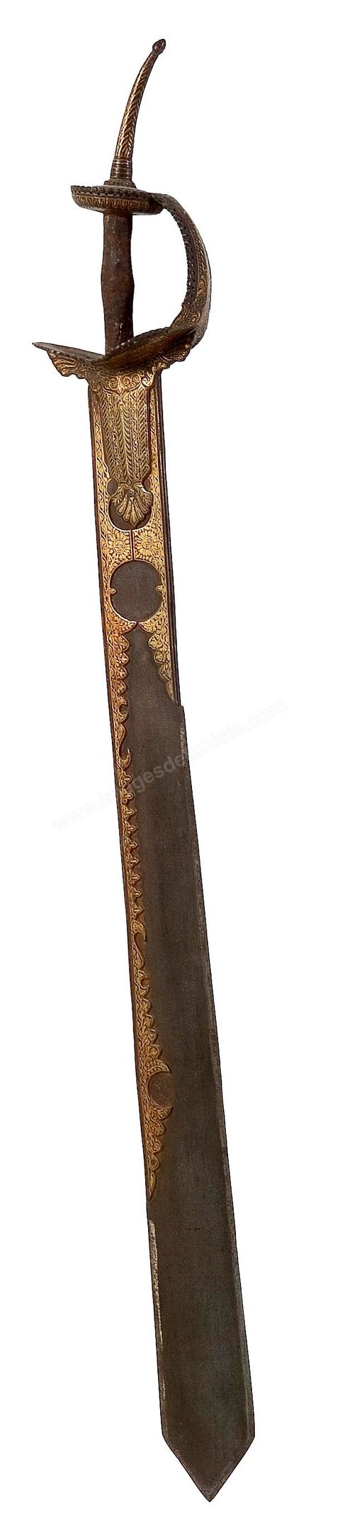 ÉPÉE / 'KHANDA'Perse (safavide) ou Inde (moghole), 18  siècle.La garde à large branche se prolonge jusqu'au tiers de la lame. Décor floral damasquiné d'or, et lame damassée. - Musée Lella Hadria à Djerba Explore