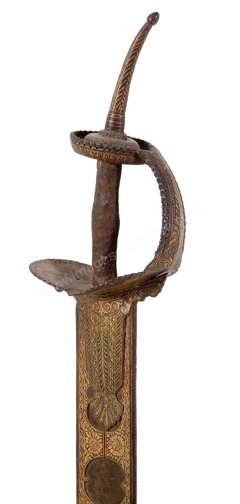 ÉPÉE / 'KHANDA'Perse (safavide) ou Inde (moghole), 18  siècle.La garde à large branche se prolonge jusqu'au tiers de la lame. Décor floral damasquiné d'or, et lame damassée. - Musée Lella Hadria à Djerba Explore