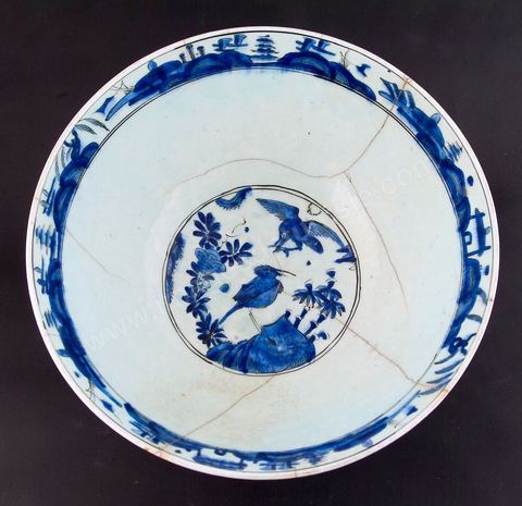 GRAND BOL AUX OISEAUXPerse safavide,17  siècle.Au centre, deux oiseaux, une tige fleurie, et des arbustes à palmes. Sur les parois, une frise de rochers, des temples et des kiosques de jardin, empruntés au répertoire chinois. - Lalla Hadria Museum - Djerba Explore - Djerba