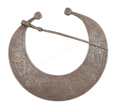 Fibule en forme de croissant "Khlal" ou "H'lal"Sud Tunisien (Medenine et Tataouine), 19 siècle. ARgent martelé et ciselé.Bijoux tunisiens - Musée Lalla Hadria - Parc Djerba Explore