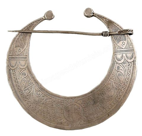 Fibule en forme de croissant "Khlal" ou "H'lal"Sud Tunisien (Medenine et Tataouine), 19 siècle. ARgent martelé et ciselé.Bijoux tunisiens - Musée Lalla Hadria - Parc Djerba Explore
