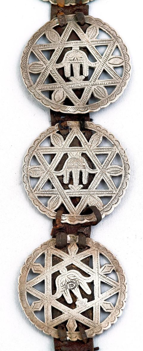 Parure de tempes, "Tior".Sud Tunisie, Ghomrassen, 19-20 siècle. Argent, cuir. Etoile fleurie à six branches et signe prophylactique de la main "khomsa".Bijoux tunisiens - Musée Lalla Hadria - Parc Djerba Explore