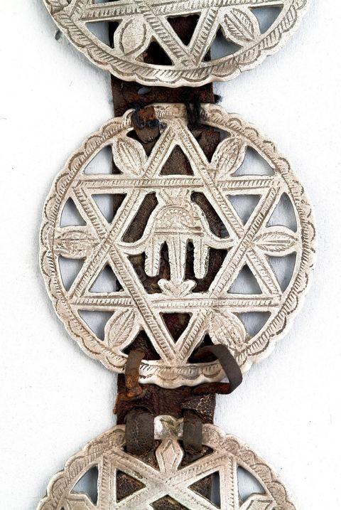 Parure de tempes, "Tior".Sud Tunisie, Ghomrassen, 19-20 siècle. Argent, cuir. Etoile fleurie à six branches et signe prophylactique de la main "khomsa".Bijoux tunisiens - Musée Lalla Hadria - Parc Djerba Explore