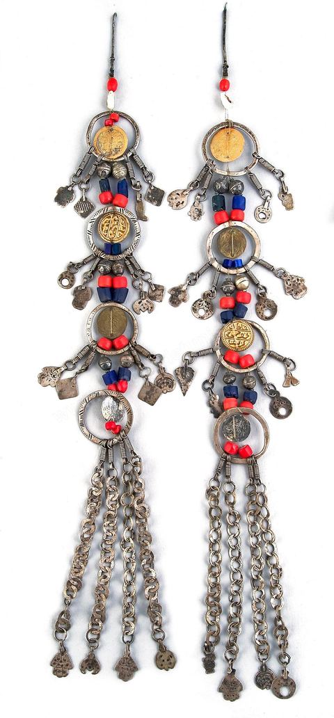 Parure de tempes, "Tmayem", sud tunisien, région de Gabès, 19-20 siècle. Argent, mahboub (pièce dorée een imitation de la monnaie), lapis lazuli, perle de verre.Bijoux tunisiens - Musée Lalla Hadria - Parc Djerba Explore