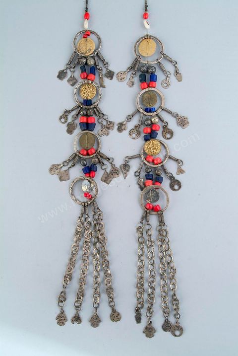 Parure de tempes, "Tmayem", sud tunisien, région de Gabès, 19-20 siècle. Argent, mahboub (pièce dorée een imitation de la monnaie), lapis lazuli, perle de verre.Bijoux tunisiens - Musée Lalla Hadria - Parc Djerba Explore