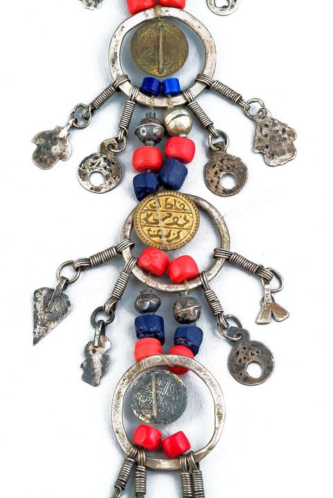 Parure de tempes, "Tmayem", sud tunisien, région de Gabès, 19-20 siècle. Argent, mahboub (pièce dorée een imitation de la monnaie), lapis lazuli, perle de verre.Bijoux tunisiens - Musée Lalla Hadria - Parc Djerba Explore