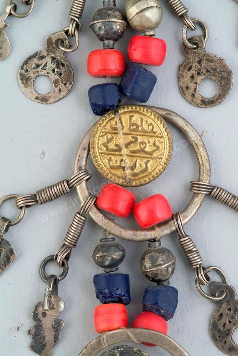 Parure de tempes, "Tmayem", sud tunisien, région de Gabès, 19-20 siècle. Argent, mahboub (pièce dorée een imitation de la monnaie), lapis lazuli, perle de verre.Bijoux tunisiens - Musée Lalla Hadria - Parc Djerba Explore