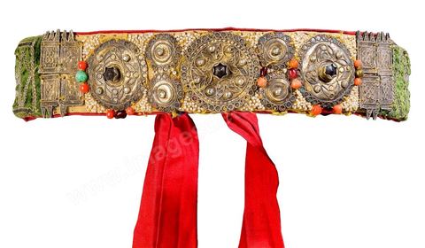 Diadème "Fark"SAhel 19-20 siècleParure du front. Argent doré, cloisonné et émaillé; corail, perles de verre et soie brodée de fil d'argent. Bijoux tunisiens - Musée Lalla Hadria - Parc Djerba Explore