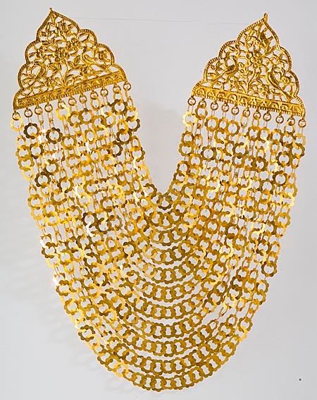 Pectoral en or, "Rihana". Tunisie, début 20 siècle.Composé de onze chaînes à maillons plats suspendues à deux médaillons polylobès ajourés et ciselés.Bijoux tunisiens - Musée Lalla Hadria - Parc Djerba Explore
