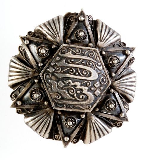 Broches épigraphiéesportées à Tunis et Kairouan, 19-20 siècle. Argent martelé, cloisonnée et filigrané. Décor floral et écriture stylisée.Bijoux tunisiens - Musée Lalla Hadria - Parc Djerba Explore