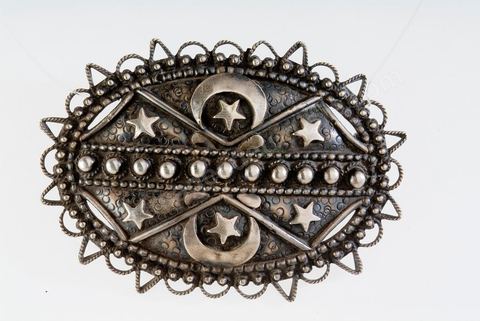 Broches épigraphiéesportées à Tunis et Kairouan, 19-20 siècle. Argent martelé, cloisonnée et filigrané. Décor floral et écriture stylisée.Bijoux tunisiens - Musée Lalla Hadria - Parc Djerba Explore