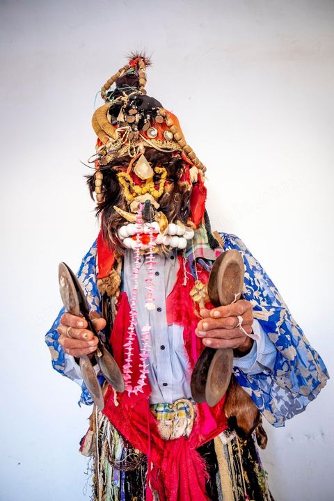 Le boussadia est l'un des personnages traditionnels du folklore de Djerba. Coiffé d'un masque et vêtu de peaux d'animaux ornées de miroirs et de rubans, il parcourait autrefois les villages en dansant au rythme de cymbales de fer, souvent accompagné d'un enfant costumé comme lui. Cette figure, associée aux communautés noires de l'île, a longtemps mêlé fascination et effroi chez les enfants. Aujourd'hui quasi disparue ailleurs au Maghreb, la tradition du boussadia se perpétue encore à Djerba.