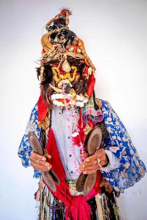 Le boussadia est l'un des personnages traditionnels du folklore de Djerba. Coiffé d'un masque et vêtu de peaux d'animaux ornées de miroirs et de rubans, il parcourait autrefois les villages en dansant au rythme de cymbales de fer, souvent accompagné d'un enfant costumé comme lui. Cette figure, associée aux communautés noires de l'île, a longtemps mêlé fascination et effroi chez les enfants. Aujourd'hui quasi disparue ailleurs au Maghreb, la tradition du boussadia se perpétue encore à Djerba.