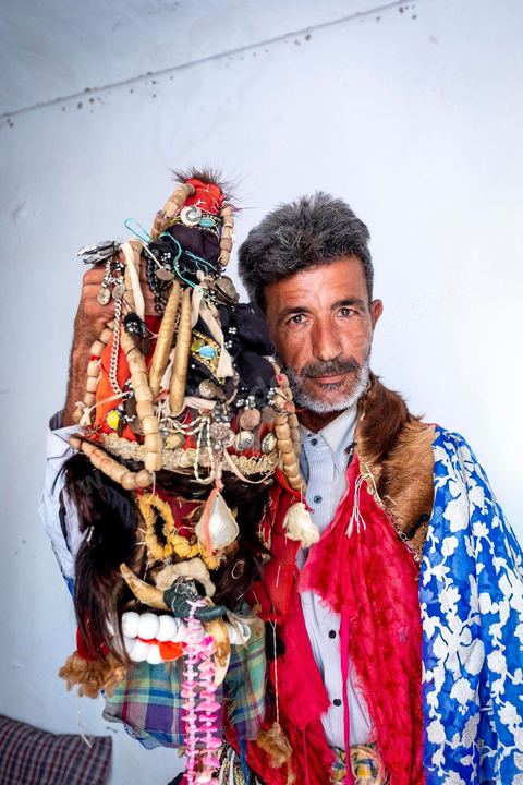 Le boussadia est l'un des personnages traditionnels du folklore de Djerba. Coiffé d'un masque et vêtu de peaux d'animaux ornées de miroirs et de rubans, il parcourait autrefois les villages en dansant au rythme de cymbales de fer, souvent accompagné d'un enfant costumé comme lui. Cette figure, associée aux communautés noires de l'île, a longtemps mêlé fascination et effroi chez les enfants. Aujourd'hui quasi disparue ailleurs au Maghreb, la tradition du boussadia se perpétue encore à Djerba.