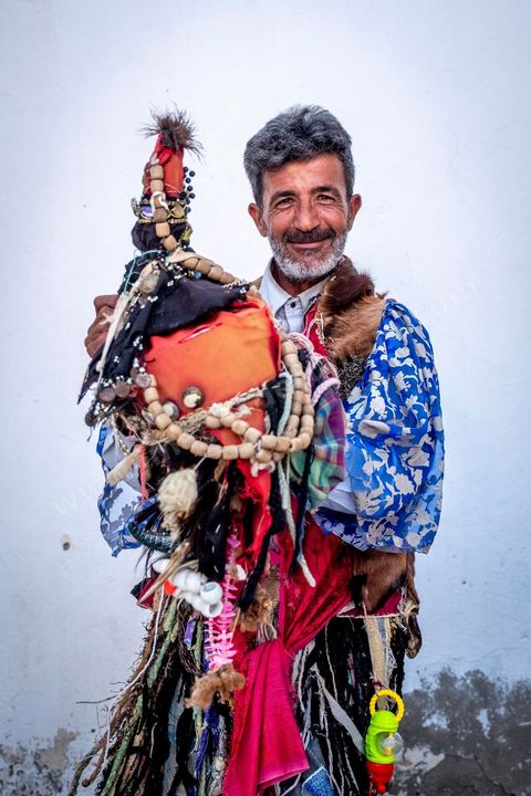 Le boussadia est l'un des personnages traditionnels du folklore de Djerba. Coiffé d'un masque et vêtu de peaux d'animaux ornées de miroirs et de rubans, il parcourait autrefois les villages en dansant au rythme de cymbales de fer, souvent accompagné d'un enfant costumé comme lui. Cette figure, associée aux communautés noires de l'île, a longtemps mêlé fascination et effroi chez les enfants. Aujourd'hui quasi disparue ailleurs au Maghreb, la tradition du boussadia se perpétue encore à Djerba.