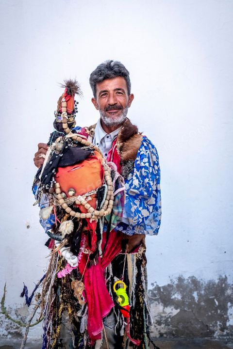 Le boussadia est l'un des personnages traditionnels du folklore de Djerba. Coiffé d'un masque et vêtu de peaux d'animaux ornées de miroirs et de rubans, il parcourait autrefois les villages en dansant au rythme de cymbales de fer, souvent accompagné d'un enfant costumé comme lui. Cette figure, associée aux communautés noires de l'île, a longtemps mêlé fascination et effroi chez les enfants. Aujourd'hui quasi disparue ailleurs au Maghreb, la tradition du boussadia se perpétue encore à Djerba.