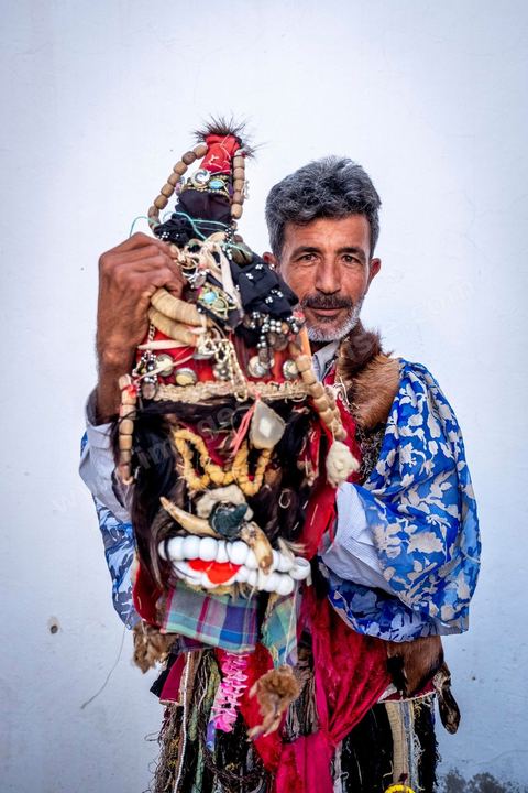 Le boussadia est l'un des personnages traditionnels du folklore de Djerba. Coiffé d'un masque et vêtu de peaux d'animaux ornées de miroirs et de rubans, il parcourait autrefois les villages en dansant au rythme de cymbales de fer, souvent accompagné d'un enfant costumé comme lui. Cette figure, associée aux communautés noires de l'île, a longtemps mêlé fascination et effroi chez les enfants. Aujourd'hui quasi disparue ailleurs au Maghreb, la tradition du boussadia se perpétue encore à Djerba.