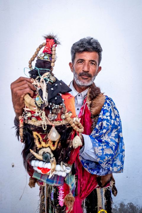 Le boussadia est l'un des personnages traditionnels du folklore de Djerba. Coiffé d'un masque et vêtu de peaux d'animaux ornées de miroirs et de rubans, il parcourait autrefois les villages en dansant au rythme de cymbales de fer, souvent accompagné d'un enfant costumé comme lui. Cette figure, associée aux communautés noires de l'île, a longtemps mêlé fascination et effroi chez les enfants. Aujourd'hui quasi disparue ailleurs au Maghreb, la tradition du boussadia se perpétue encore à Djerba.