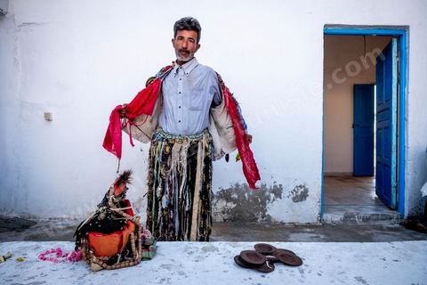 Le boussadia est l'un des personnages traditionnels du folklore de Djerba. Coiffé d'un masque et vêtu de peaux d'animaux ornées de miroirs et de rubans, il parcourait autrefois les villages en dansant au rythme de cymbales de fer, souvent accompagné d'un enfant costumé comme lui. Cette figure, associée aux communautés noires de l'île, a longtemps mêlé fascination et effroi chez les enfants. Aujourd'hui quasi disparue ailleurs au Maghreb, la tradition du boussadia se perpétue encore à Djerba.