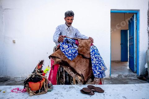 Le boussadia est l'un des personnages traditionnels du folklore de Djerba. Coiffé d'un masque et vêtu de peaux d'animaux ornées de miroirs et de rubans, il parcourait autrefois les villages en dansant au rythme de cymbales de fer, souvent accompagné d'un enfant costumé comme lui. Cette figure, associée aux communautés noires de l'île, a longtemps mêlé fascination et effroi chez les enfants. Aujourd'hui quasi disparue ailleurs au Maghreb, la tradition du boussadia se perpétue encore à Djerba.